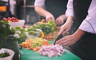 餐饮行业就业大数据解析 00后崛起与送餐员高薪背后的行业变迁